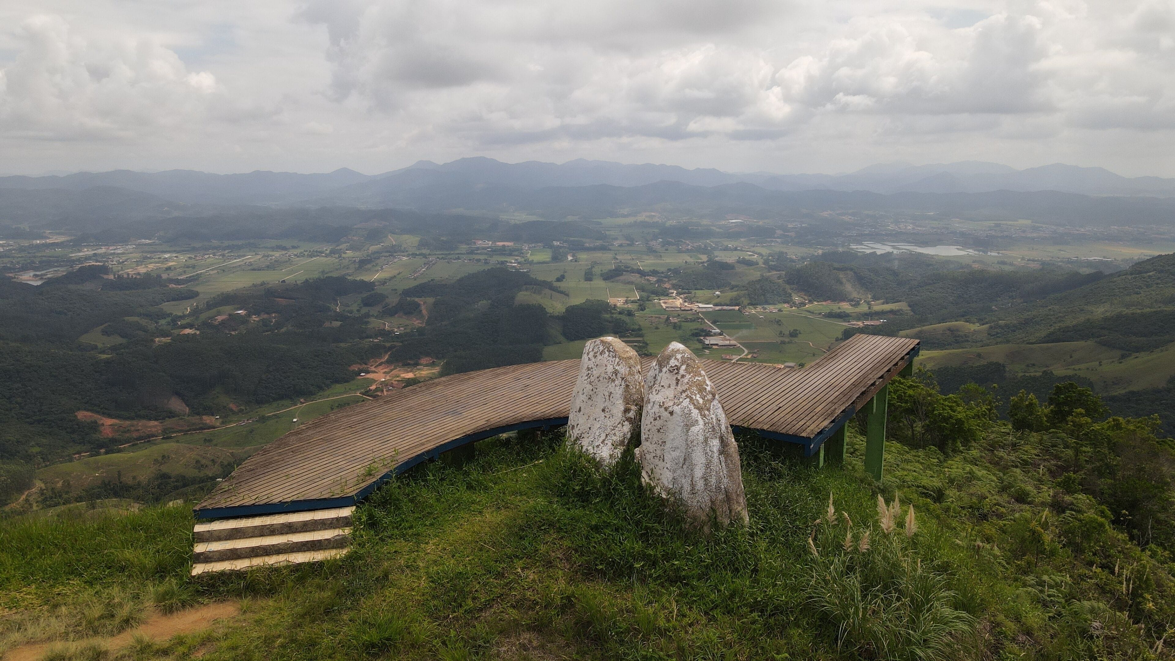 Vista aérea de Canelinha com morros verdes ao fundo