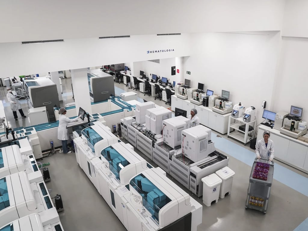 Bancada de laboratório com equipamentos e tubos de ensaio