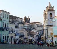 Centro histórico de Salvador BA, com arquitetura colonial e vista da Baía de Todos-os-Santos.