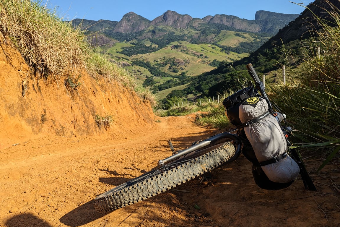 Trilha e vegetação típica do Vale do Ribeira, em área de Mata Atlântica