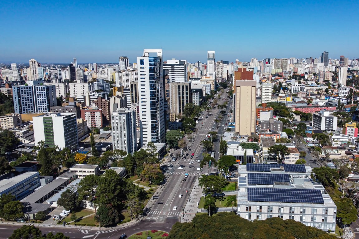 Vista aérea de cidade do interior com avenida central e céu aberto