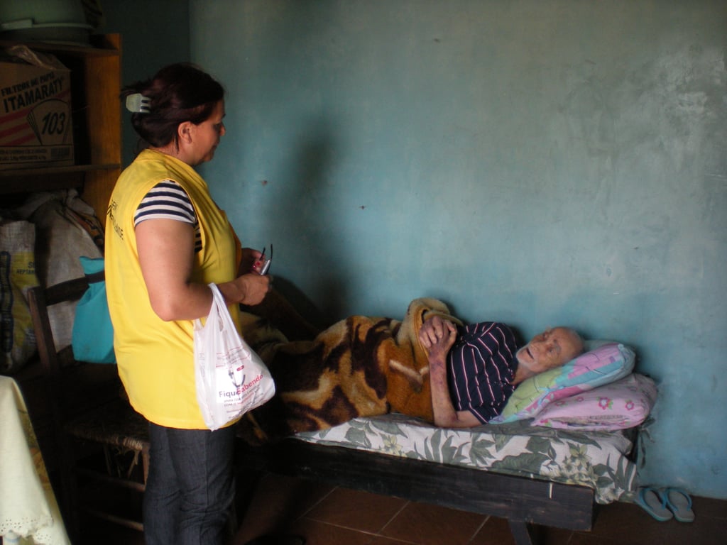 Agente comunitário de saúde em visita domiciliar