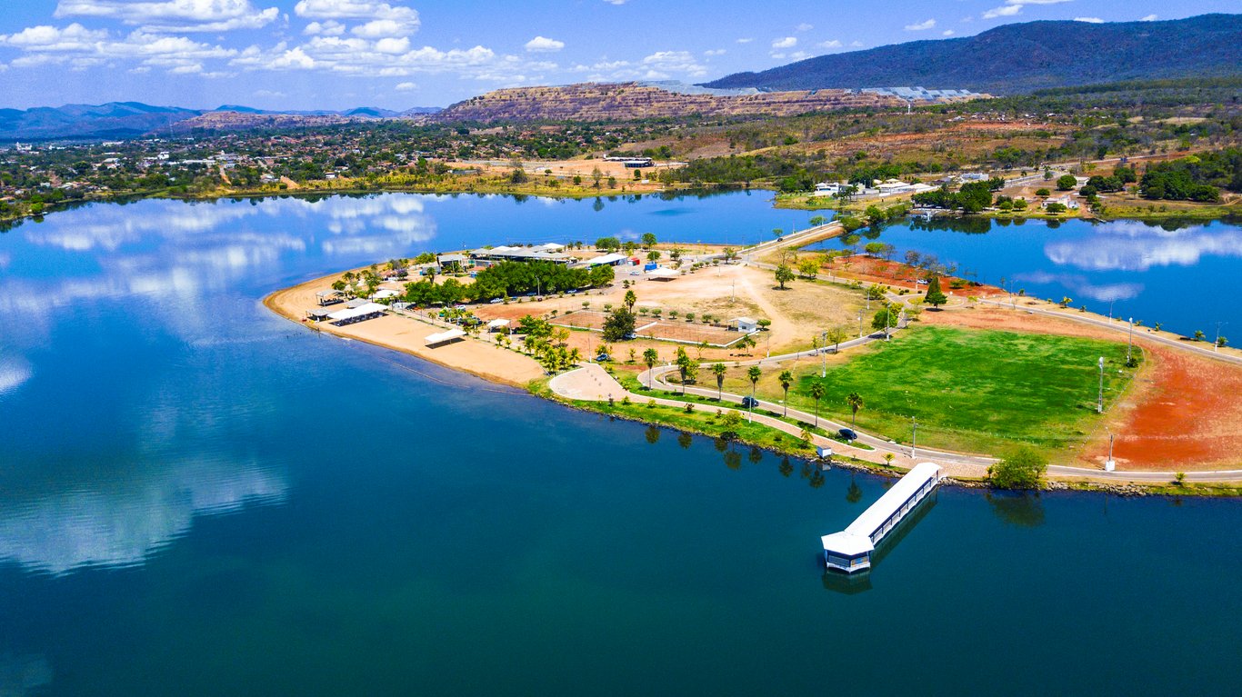 Paisagem do Cerrado em Goiás ao entardecer, com colinas e árvores esparsas