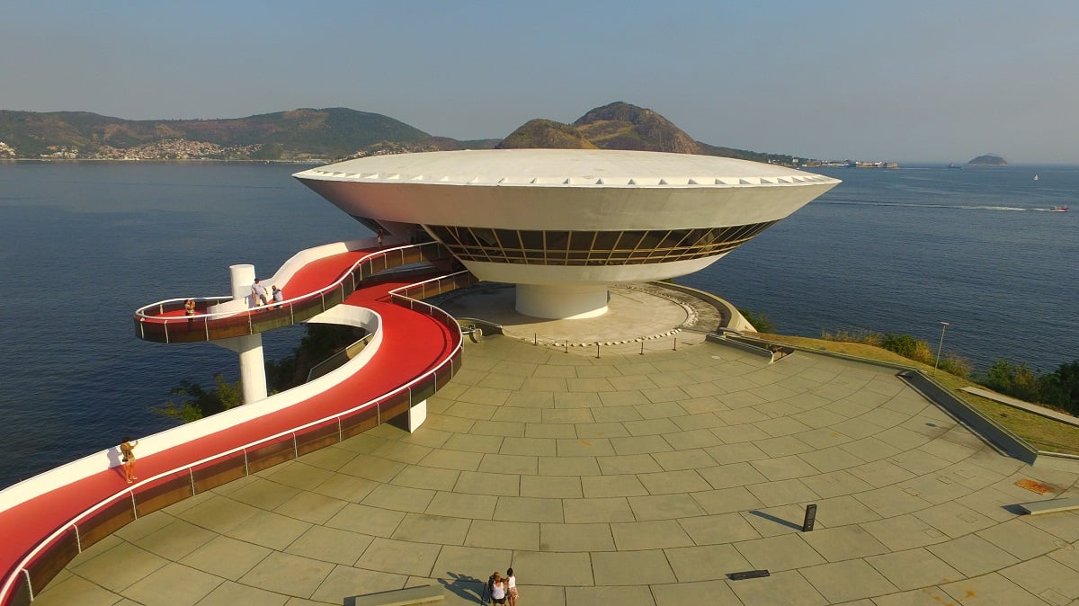 Museu de Arte Contemporânea de Niterói ao entardecer, com a Baía de Guanabara ao fundo