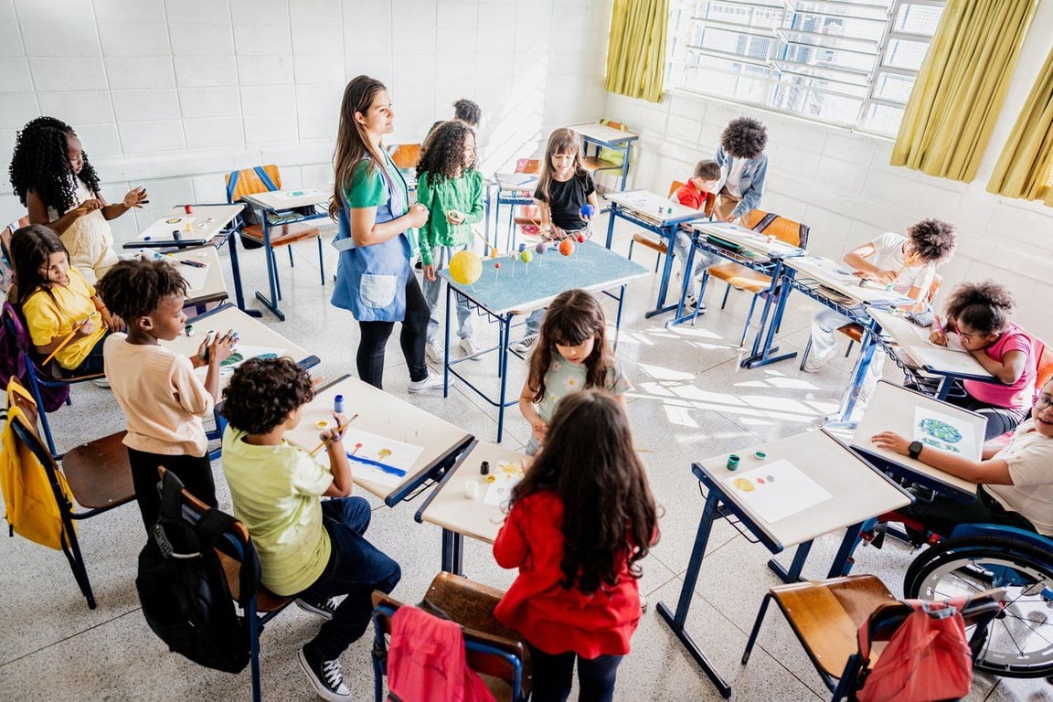 Sala de aula pública com crianças e professora em atividade (imagem ilustrativa)