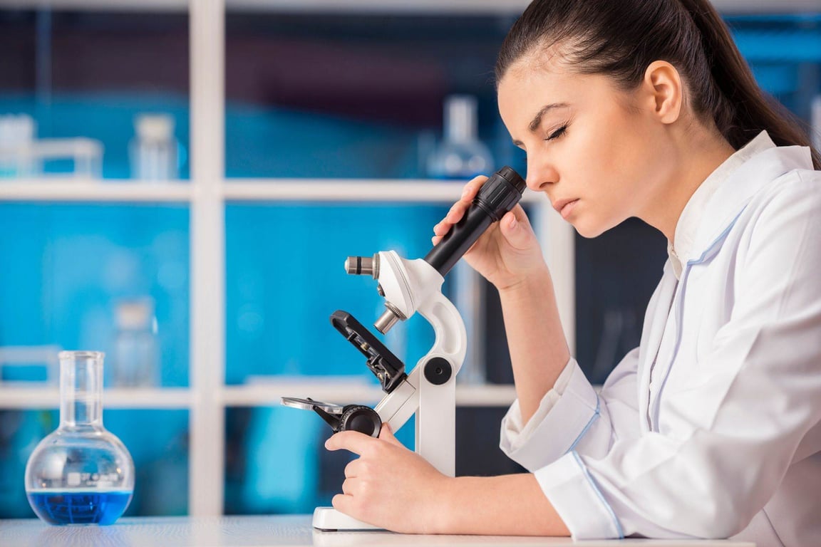 Pesquisadora em laboratório universitário, em ambiente acadêmico