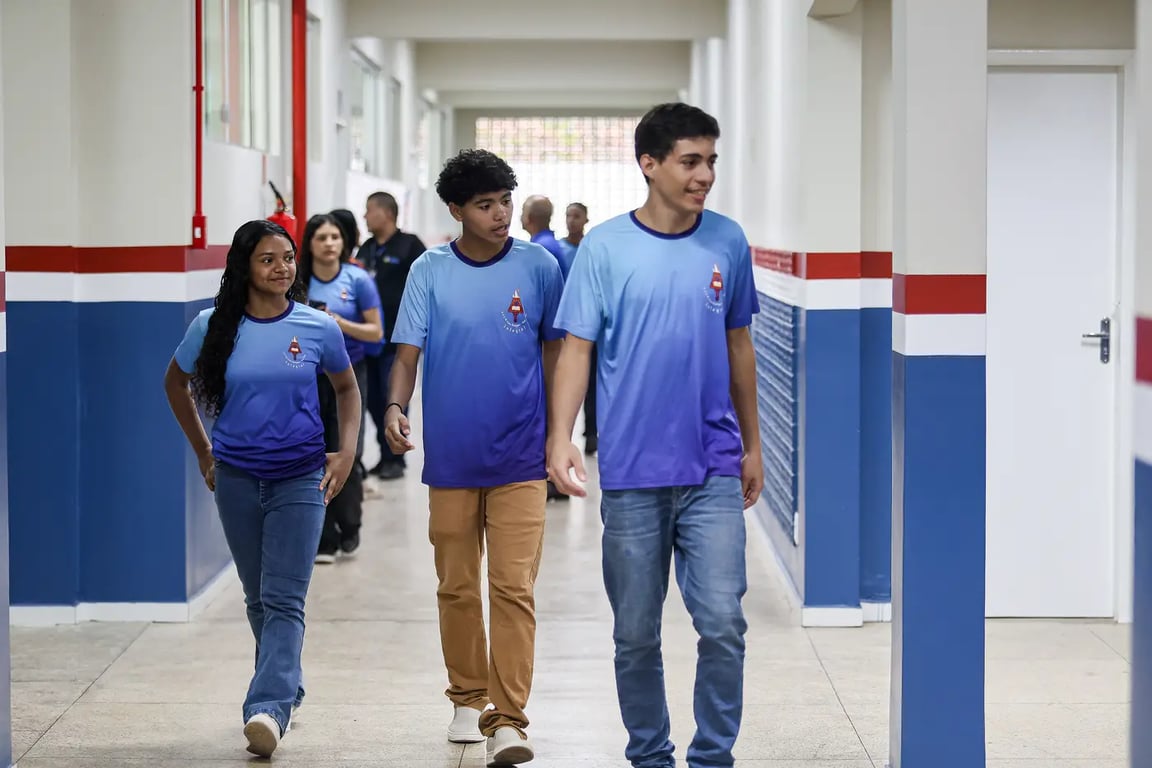 Ambiente de escola pública no Brasil