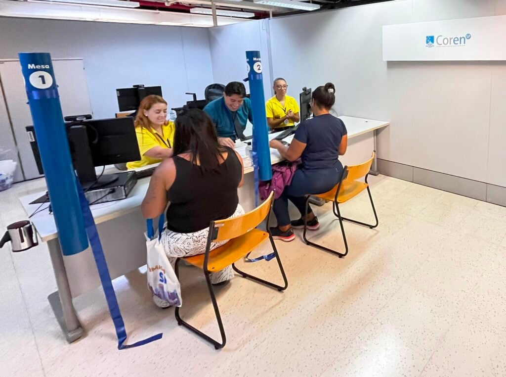 Profissionais de saúde em atendimento em unidade municipal; imagem ilustrativa