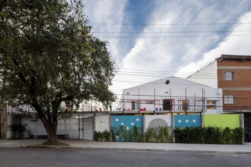 Fachada de escola pública brasileira, referência às vagas na Educação