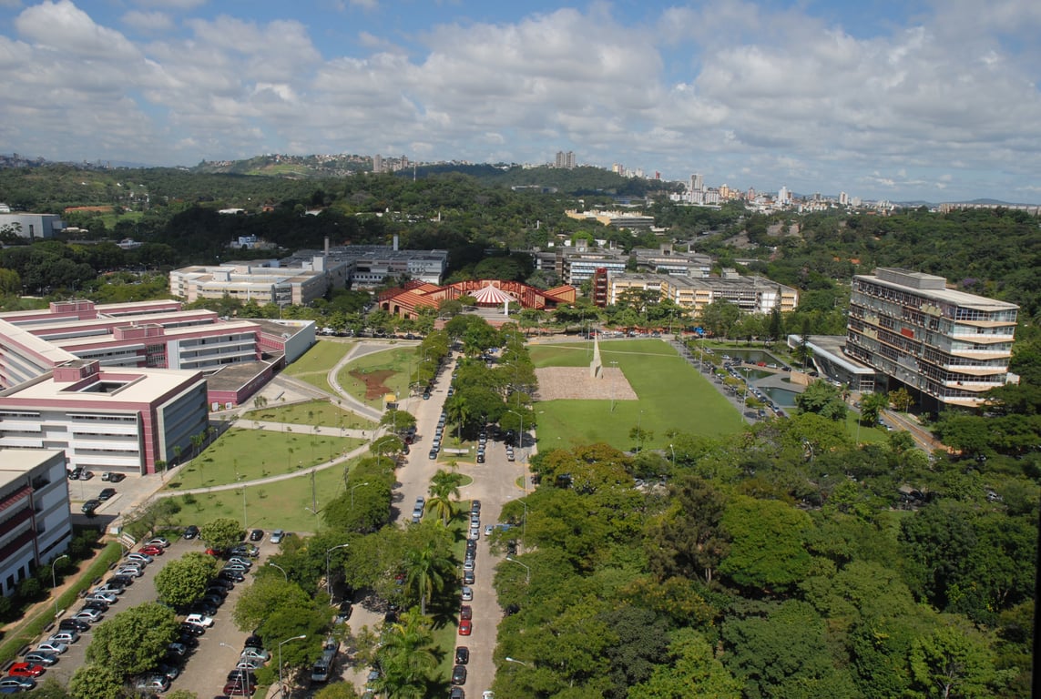 Vista aérea do campus Pampulha da UFMG em Belo Horizonte, com arquitetura moderna e áreas verdes.