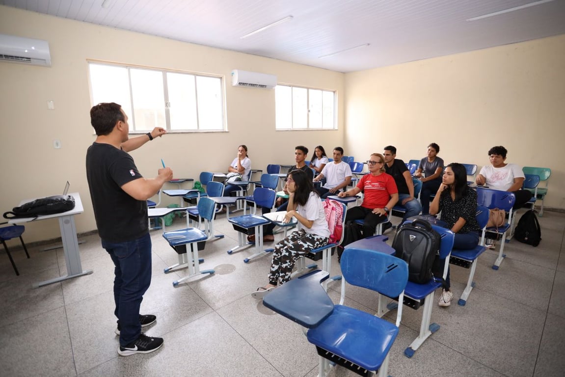 Sala de aula com professor e estudantes em contexto de ensino técnico