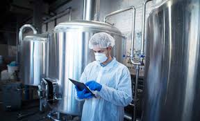 Profissional em inspeção na agroindústria de laticínios