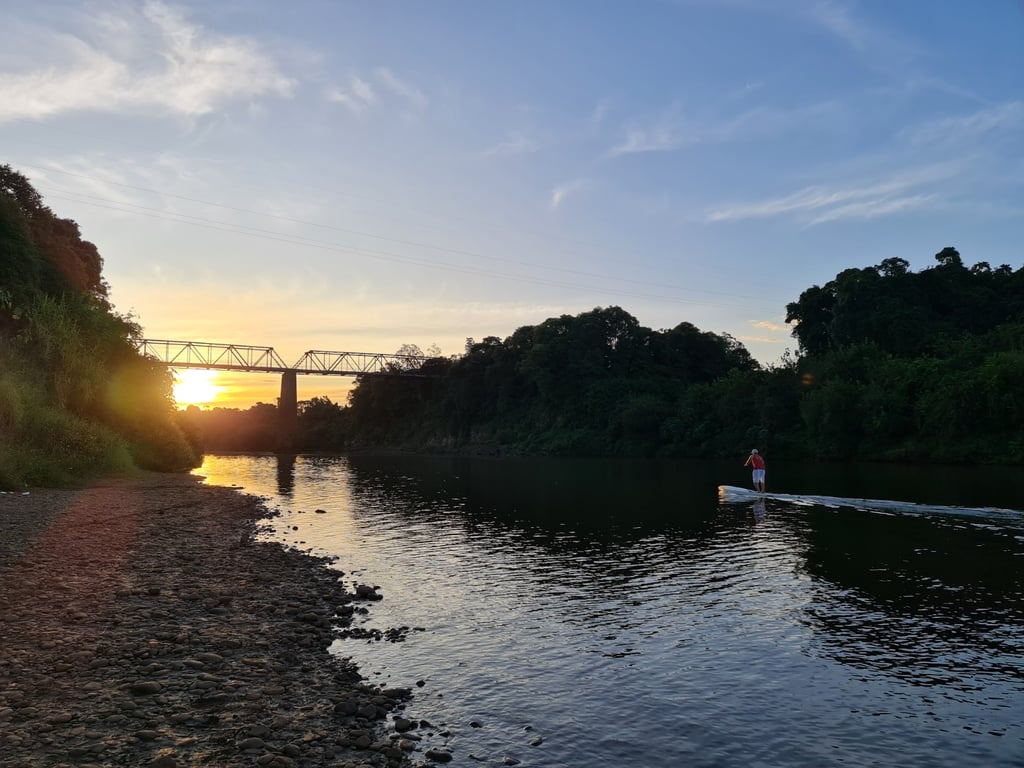 Pôr do sol no Rio Taquari e ponte entre Bom Retiro do Sul e Lajeado