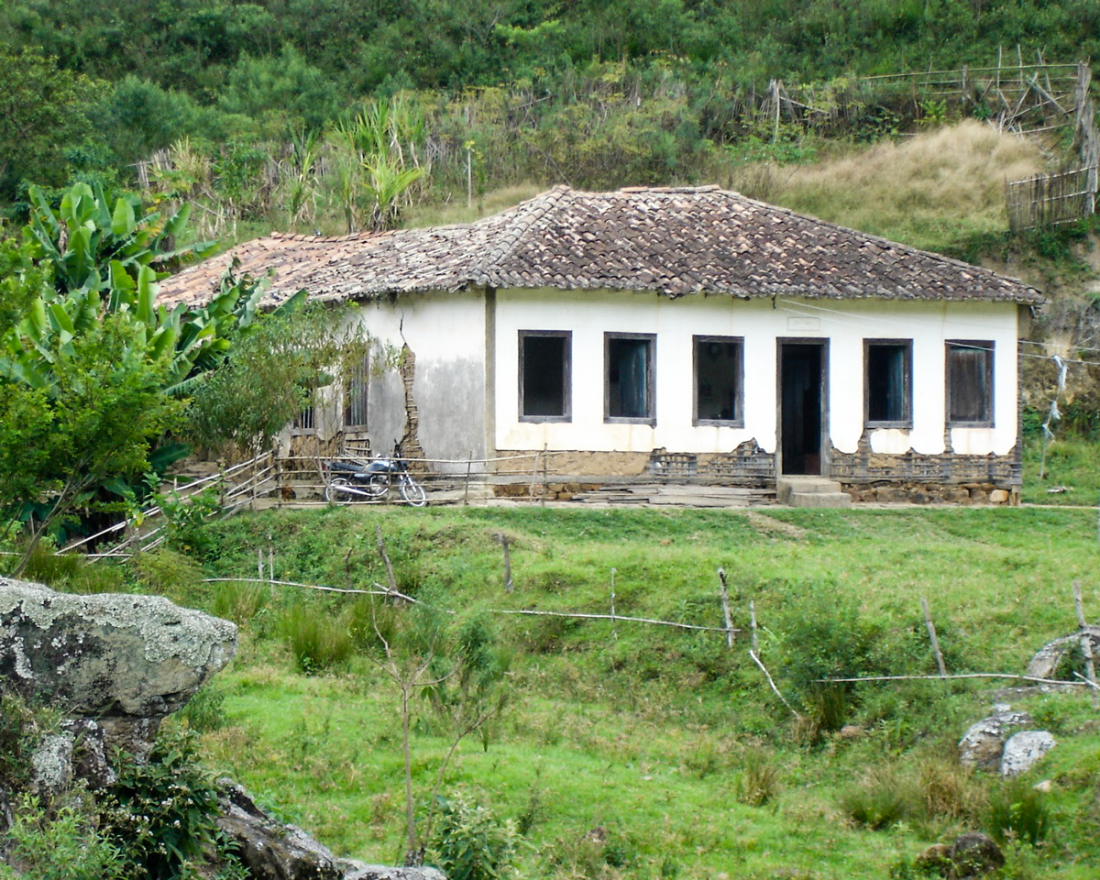Paisagem rural do Sudoeste do Paraná, com colinas e vegetação em dia claro