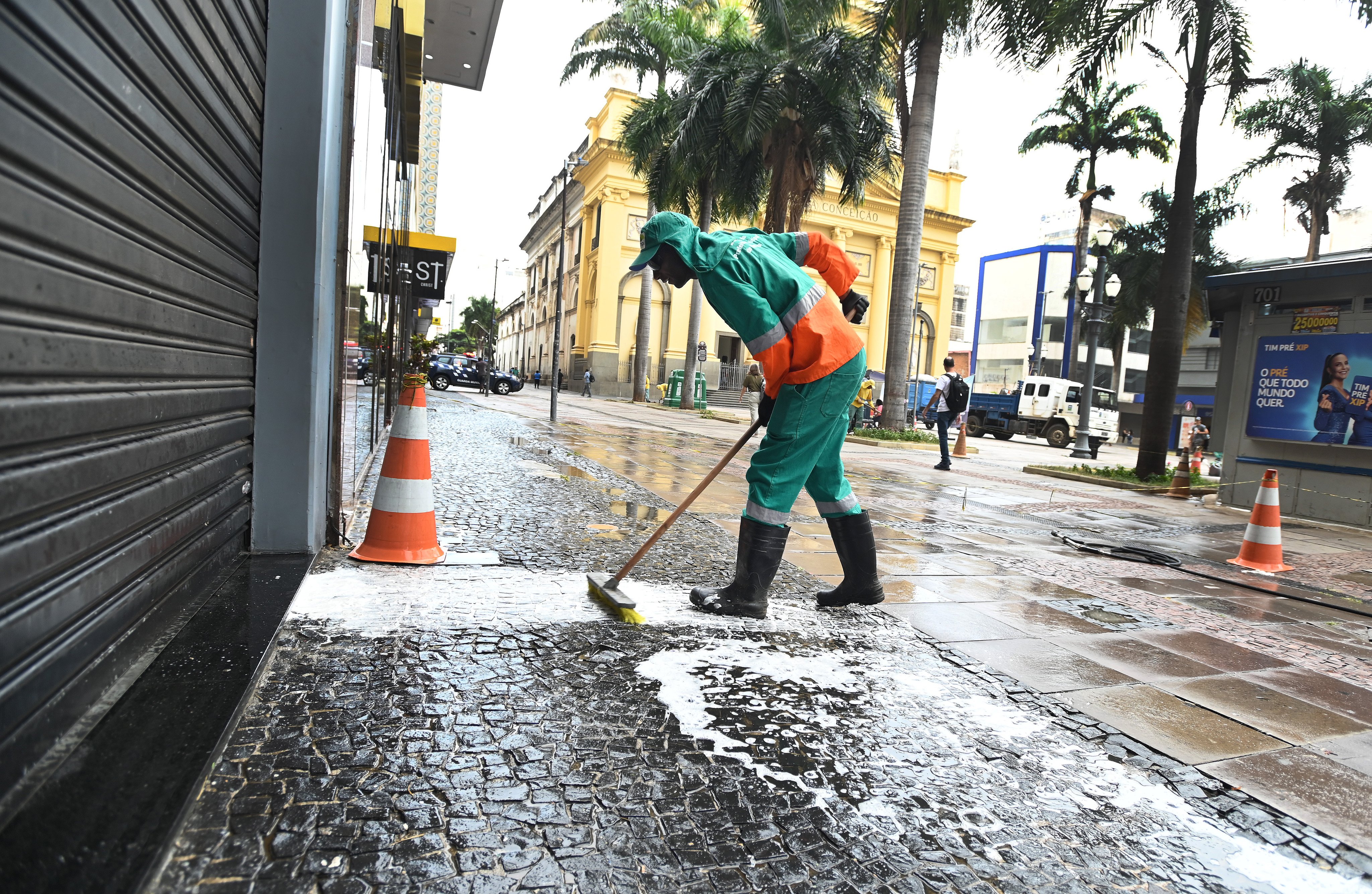 Serviços de limpeza em prédio público municipal