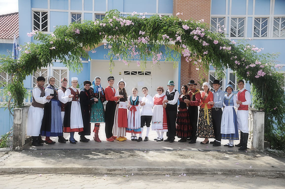 Apresentação cultural com trajes típicos pomeranos em evento ao ar livre