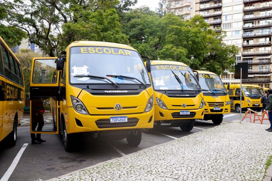 Ônibus escolar no pátio, imagem institucional genérica
