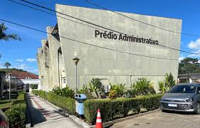 Fachada do IFTO, prédio administrativo moderno com céu aberto e área verde ao redor