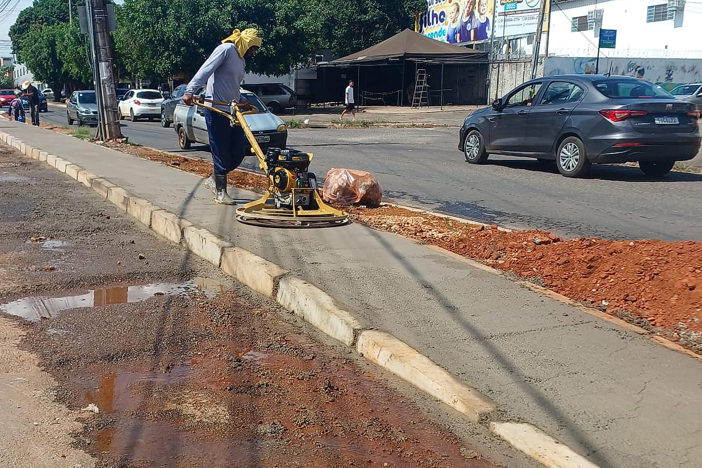 Trabalhador em obra urbana, ilustrando serviços públicos municipais