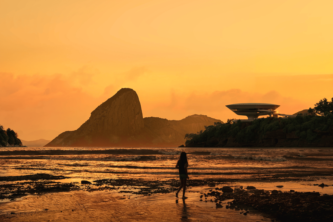 Vista de Niterói com a Baía de Guanabara e o MAC ao fundo