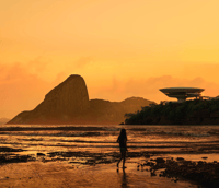 Vista de Niterói com a Baía de Guanabara e o Museu de Arte Contemporânea ao fundo.