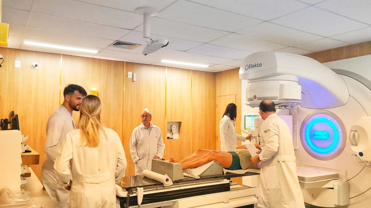 Ambiente hospitalar de radioterapia com acelerador linear