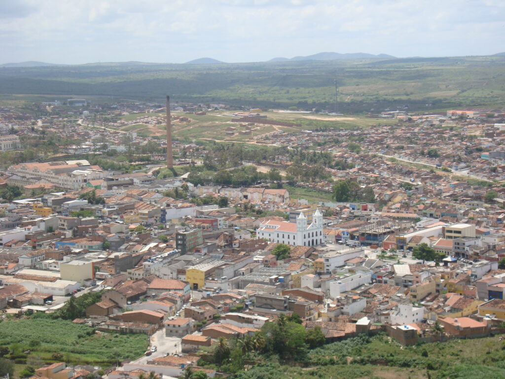 Vista aérea de Pesqueira, com serras ao fundo