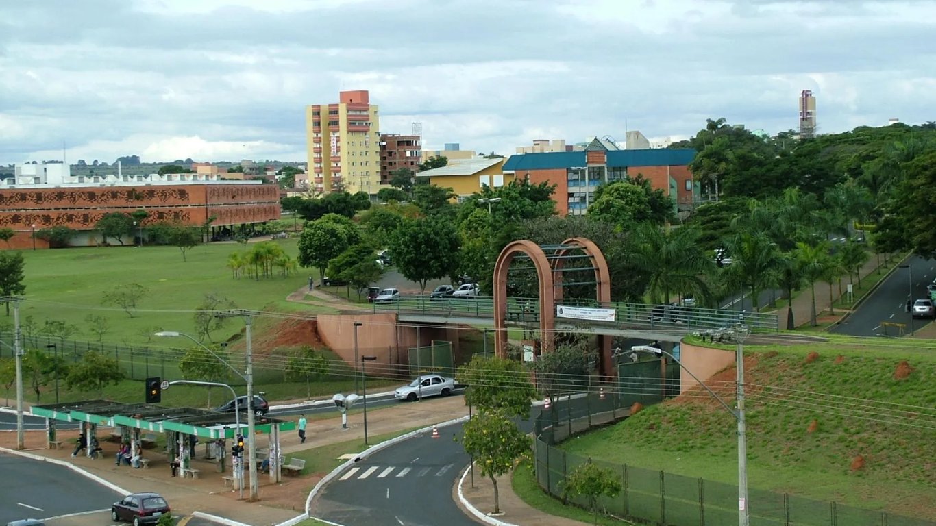 Vista aérea do Campus Santa Mônica da UFU em Uberlândia, mostrando prédios acadêmicos e áreas verdes.