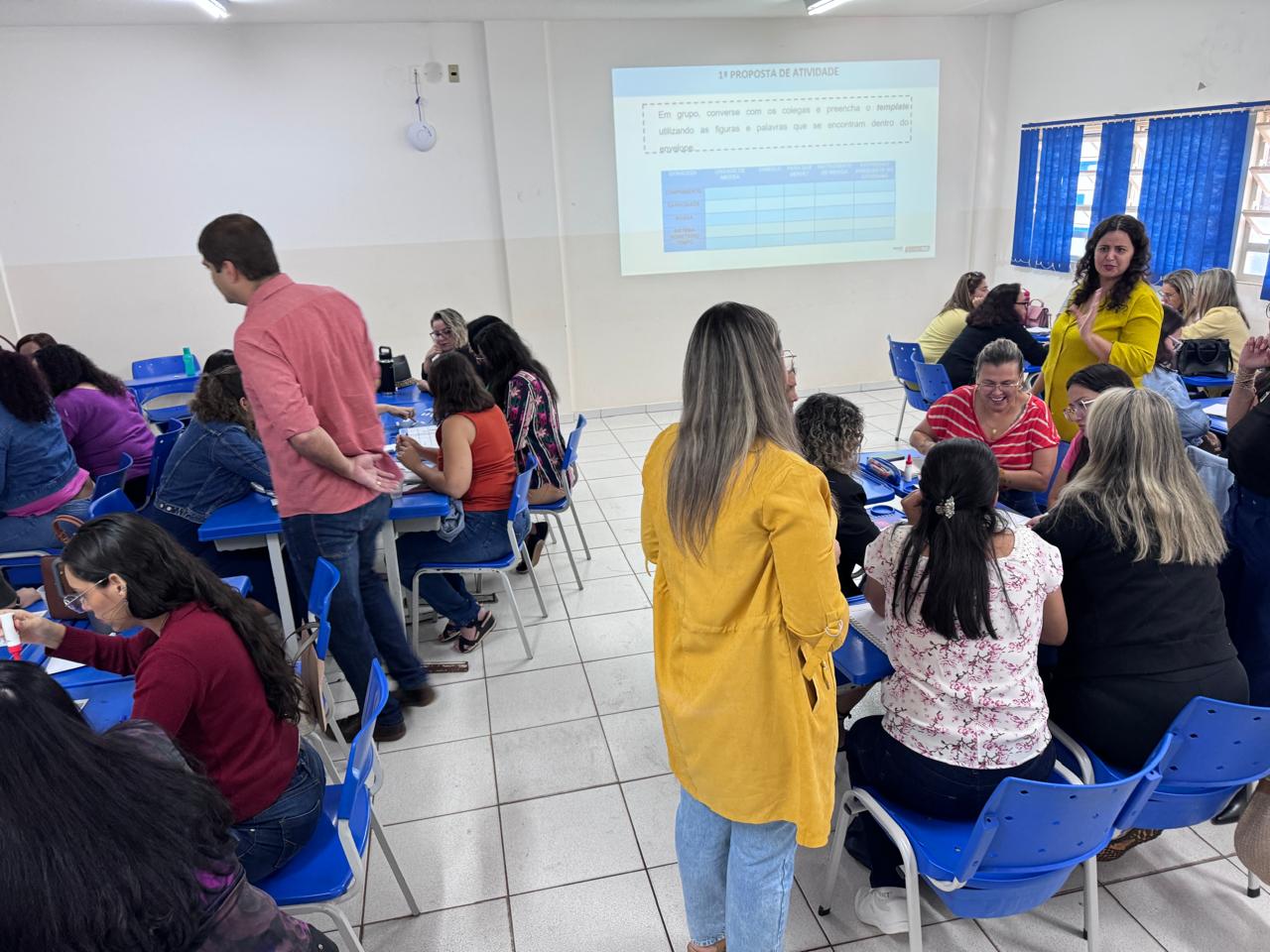 Ambiente escolar com professor e alunos em atividade de matemática