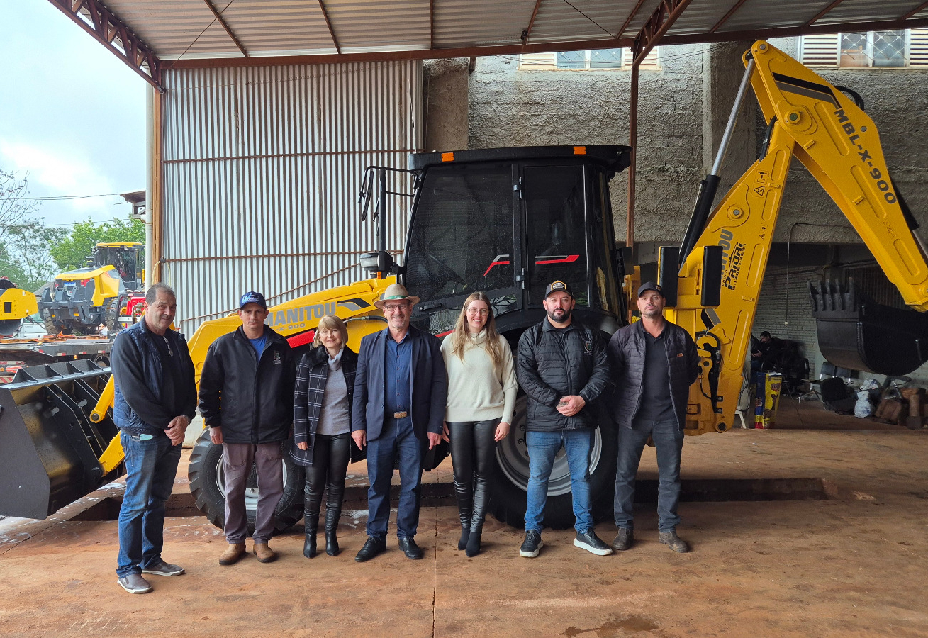Equipe de obras públicas no RS ao lado de retroescavadeira