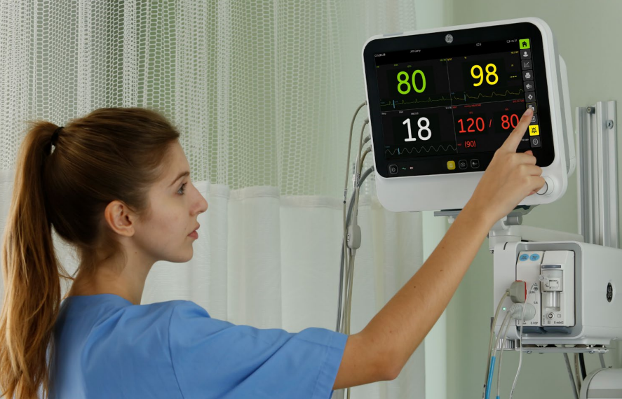 Rotina de UTI: enfermeira monitorando equipamentos