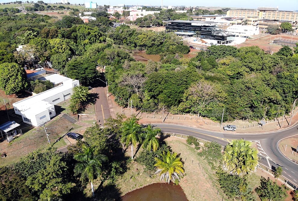 Campus da Unicamp em Campinas, com prédios modernos e áreas verdes