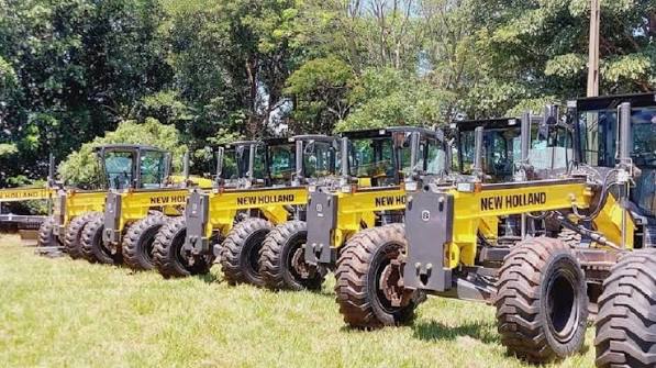 Motoniveladora em serviço em estrada rural