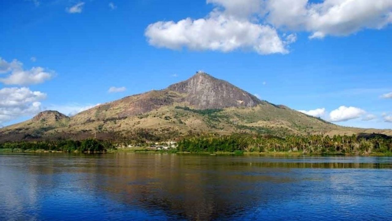 Pico da Ibituruna e skyline de Governador Valadares ao pôr do sol