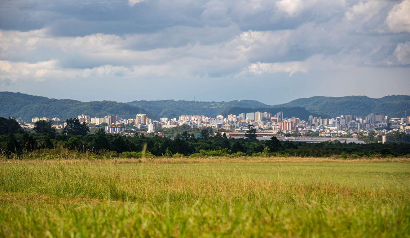Lavouras e área urbana de Ibirubá RS sob céu nublado; a imagem destaca a vocação agrícola da região do Alto Jacuí