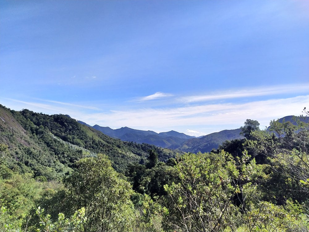 Paisagem serrana de Petrópolis, com morros cobertos por Mata Atlântica