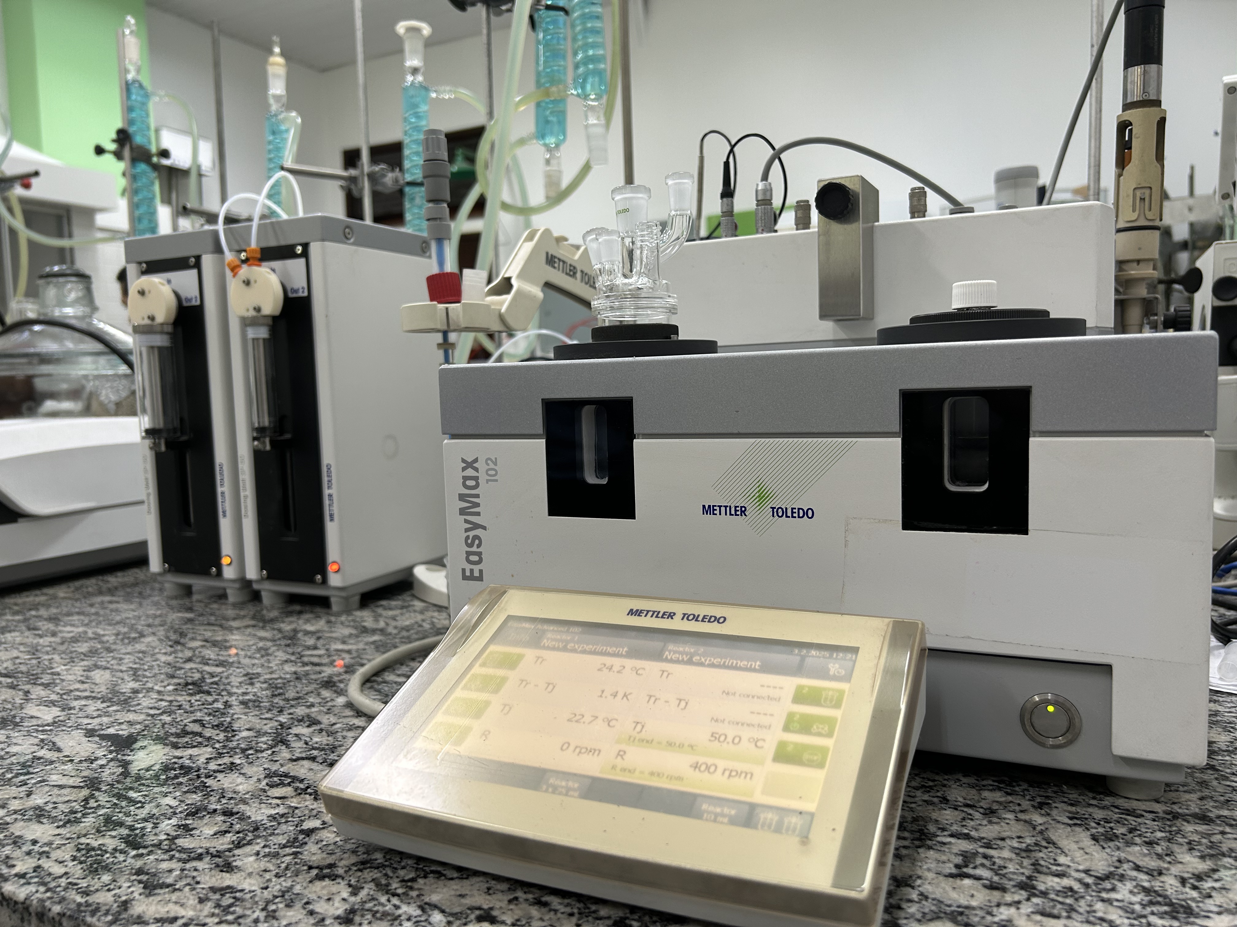 Ambiente de laboratório de engenharia química e controle de processos
