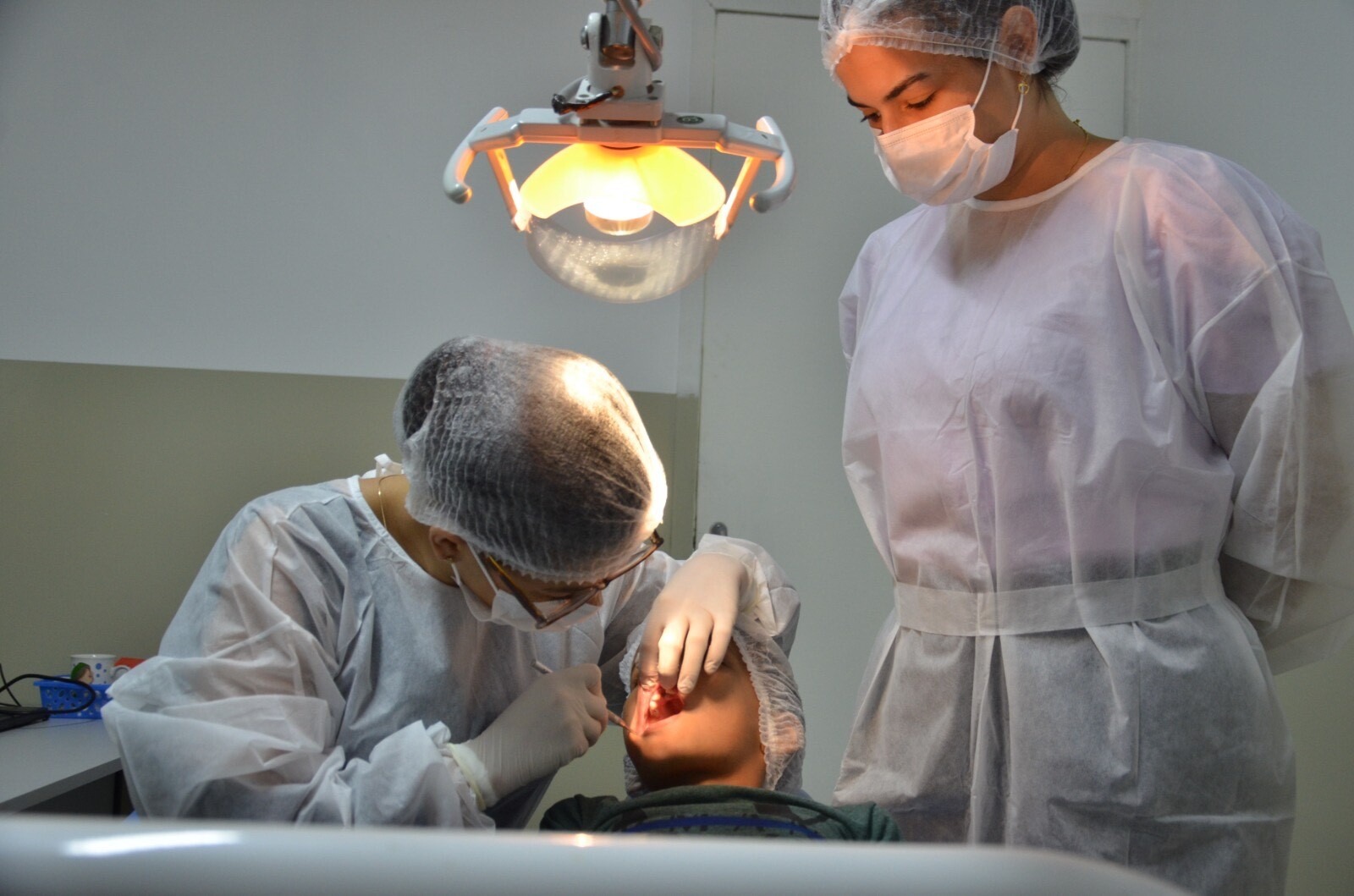 Profissionais organizando consultório odontológico em serviço público de saúde