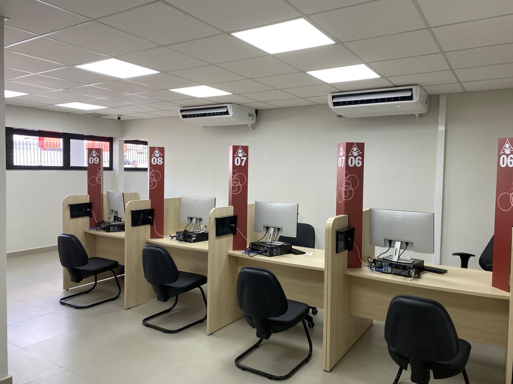 Atendimento em serviços públicos, com guichês e computadores em ambiente moderno