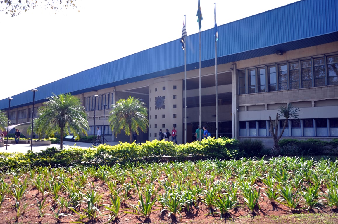 Fachada da FEA-USP no campus Butantã