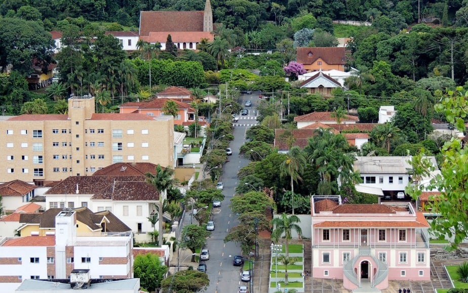 Vista aérea de cidade no Sudeste do Brasil