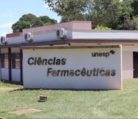 Fachada da Faculdade de Ciências Farmacêuticas da UNESP, em dia ensolarado.