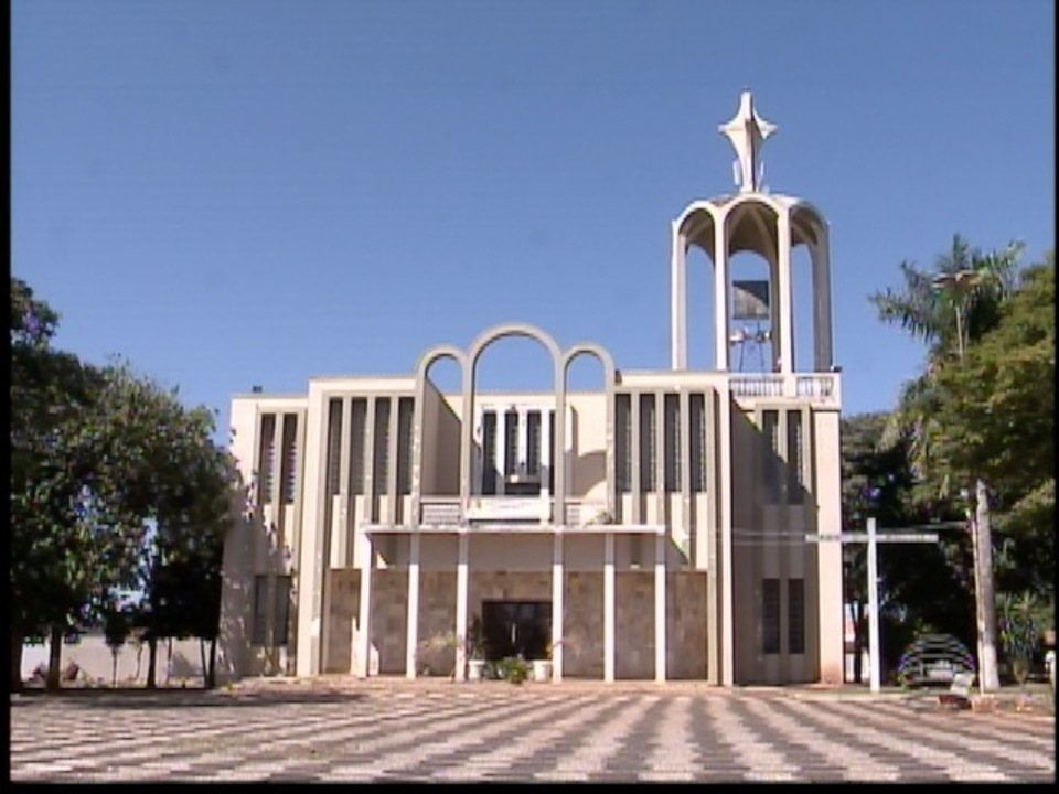 Centro de Mirante do Paranapanema SP, com igreja e praça central