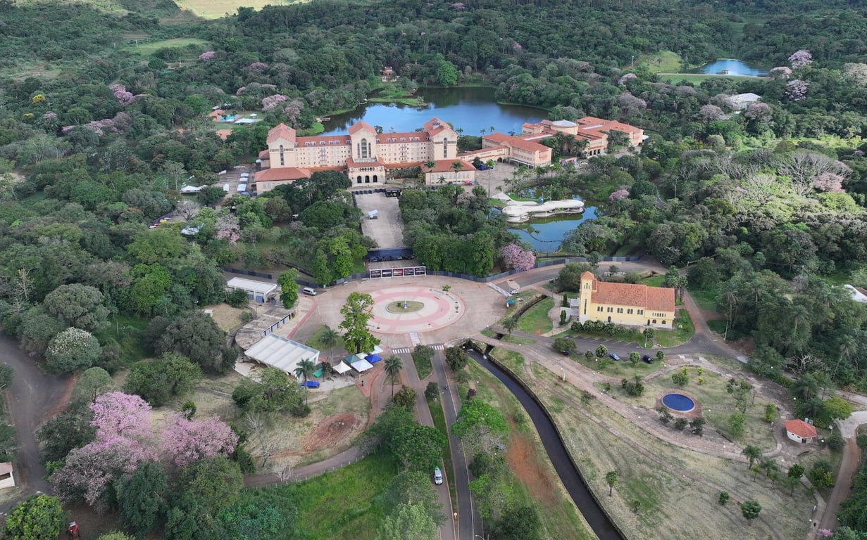Vista aérea do Complexo do Barreiro, em Araxá (MG), com lago e áreas verdes.