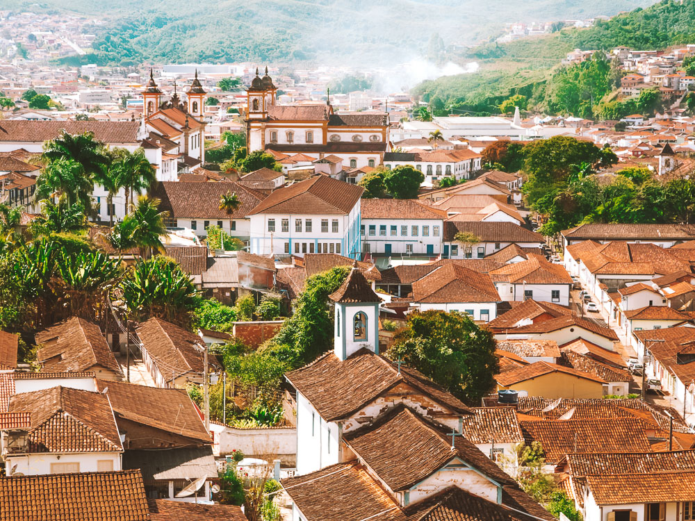Vista aérea de Ouro Preto, com casarões coloniais e serras ao fundo