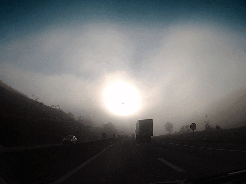 Estrada de interior ao amanhecer vista de dentro do veículo, remetendo à rotina de um motorista profissional