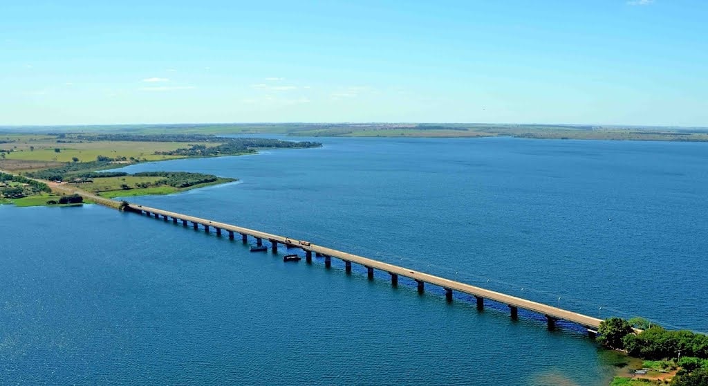 Rio Tietê na região de Araçatuba, com píer e embarcações, cenário típico do turismo náutico do noroeste paulista