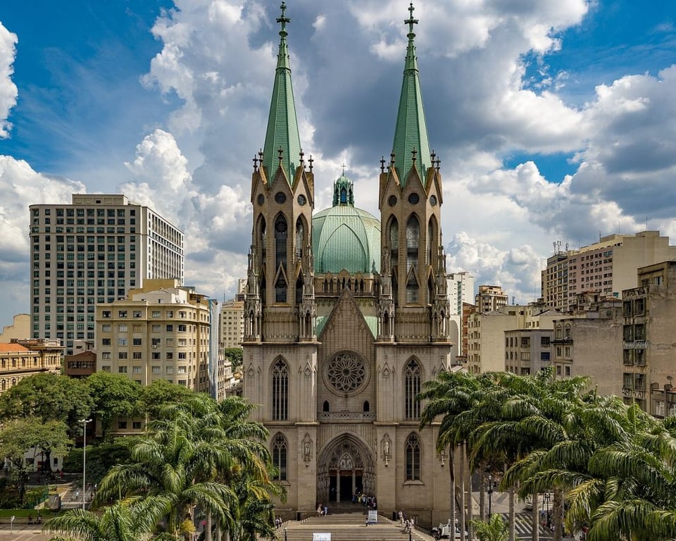Praça e igreja em cidade do interior paulista, céu azul e vegetação