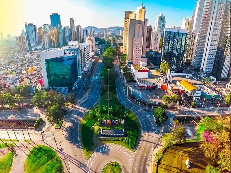 Skyline de Barueri (Alphaville) ao entardecer, vista aérea com prédios comerciais e residenciais