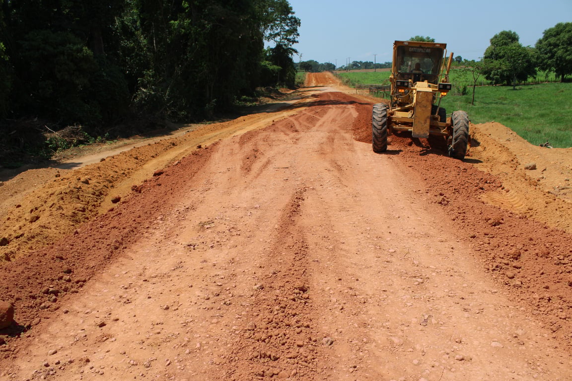 Estrada rural no norte de Mato Grosso, típica das rotas de transporte escolar
